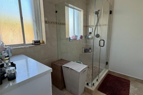 Casa en alquiler en Miami, Florida, 3 dormitorios, 209.4 m2 № 1951049 - foto 17