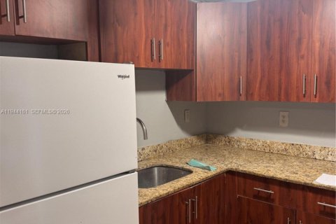 Copropriété à louer à Miami, Floride: 2 chambres, 624.3 m2 № 2000916 - photo 4