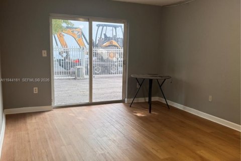 Copropriété à louer à Miami, Floride: 2 chambres, 624.3 m2 № 2000916 - photo 2