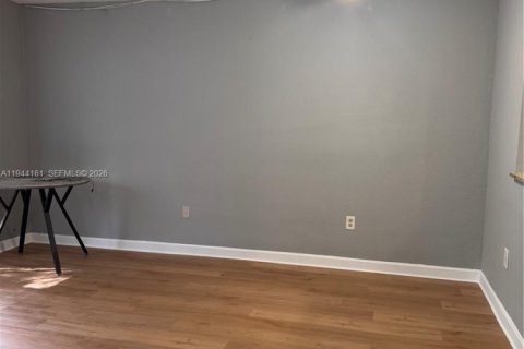 Copropriété à louer à Miami, Floride: 2 chambres, 624.3 m2 № 2000916 - photo 3