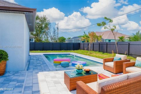 Casa en venta en Cape Coral, Florida, 4 dormitorios, 170.2 m2 № 2033373 - foto 2