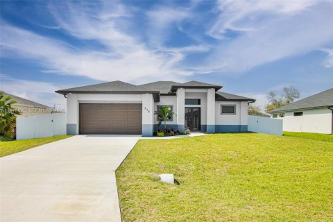 Casa en Cape Coral, Florida 4 dormitorios, 170.2 m2 № 2033373