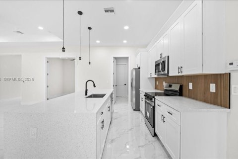 Casa en venta en Cape Coral, Florida, 4 dormitorios, 170.2 m2 № 2033373 - foto 12