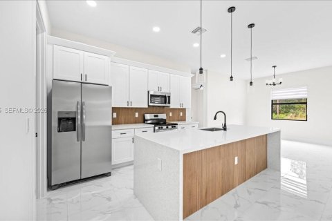 Casa en venta en Cape Coral, Florida, 4 dormitorios, 170.2 m2 № 2033373 - foto 10