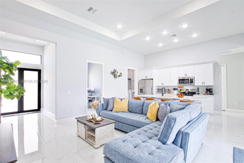 Casa en venta en Cape Coral, Florida, 4 dormitorios, 170.2 m2 № 2033373 - foto 14