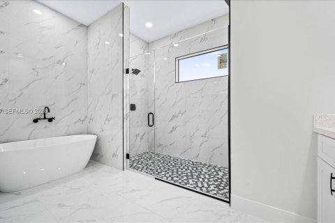 Casa en venta en Cape Coral, Florida, 4 dormitorios, 170.2 m2 № 2033373 - foto 17