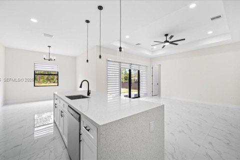 Casa en venta en Cape Coral, Florida, 4 dormitorios, 170.2 m2 № 2033373 - foto 11