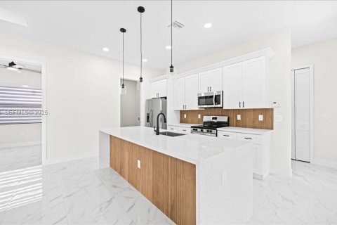 Casa en venta en Cape Coral, Florida, 4 dormitorios, 170.2 m2 № 2033373 - foto 8