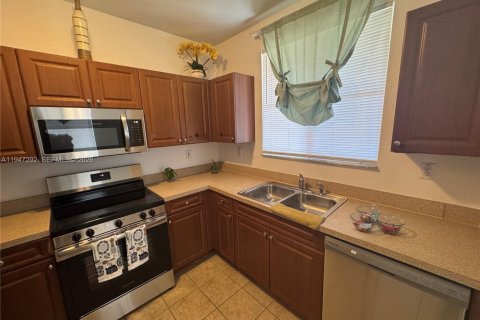 Снять в аренду таунхаус в Майами-Гарденс, Флорида 3 спальни, 131.92м2, № 2003812 - фото 3