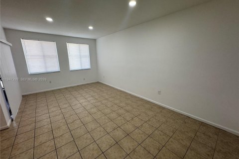 Снять в аренду таунхаус в Майами-Гарденс, Флорида 3 спальни, 131.92м2, № 2003812 - фото 9