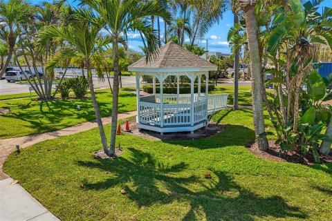 Condo in Gulfport, Florida, 2 bedrooms  № 2425936 - photo 27