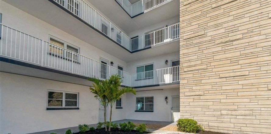 Condo in Gulfport, Florida, 2 bedrooms  № 2425936