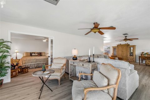 Condo in Gulfport, Florida, 2 bedrooms  № 2425936 - photo 14