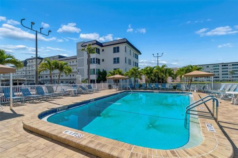 Condo in Gulfport, Florida, 2 bedrooms  № 2425936 - photo 22