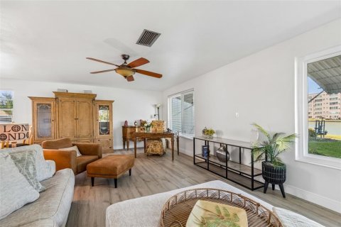 Condo in Gulfport, Florida, 2 bedrooms  № 2425936 - photo 4