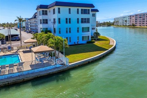 Condo in Gulfport, Florida, 2 bedrooms  № 2425936 - photo 28
