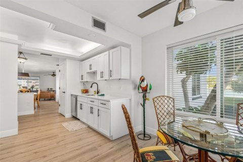 Condo in Gulfport, Florida, 2 bedrooms  № 2425936 - photo 5