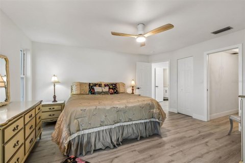 Condo in Gulfport, Florida, 2 bedrooms  № 2425936 - photo 9