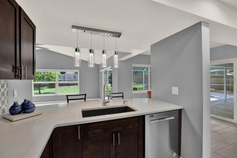 Casa en venta en Brandon, Florida, 4 dormitorios, 200.67 m2 № 2157240 - foto 12
