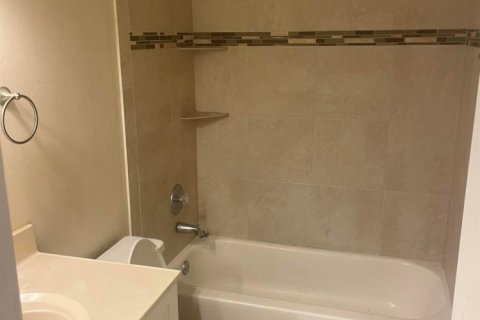 Propiedad comercial en alquiler en Lake Worth, Florida, 2 dormitorios, 111.48 m2 № 1228808 - foto 1