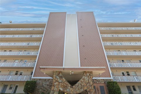 Copropriété à louer à Hallandale Beach, Floride: 2 chambres, 101.45 m2 № 1960180 - photo 26