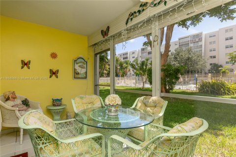 Copropriété à louer à Hallandale Beach, Floride: 2 chambres, 101.45 m2 № 1960180 - photo 13