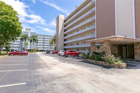 Copropriété à louer à Hallandale Beach, Floride: 2 chambres, 101.45 m2 № 1960180 - photo 25