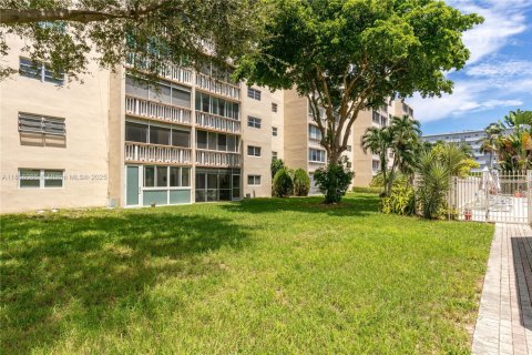 Copropriété à louer à Hallandale Beach, Floride: 2 chambres, 101.45 m2 № 1960180 - photo 23