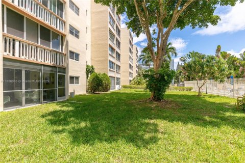Copropriété à louer à Hallandale Beach, Floride: 2 chambres, 101.45 m2 № 1960180 - photo 21