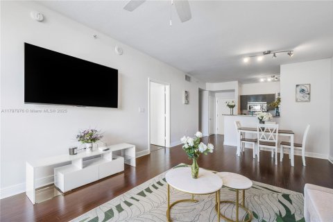 Condo in West Palm Beach, Florida, 1 bedroom  № 1682058 - photo 2