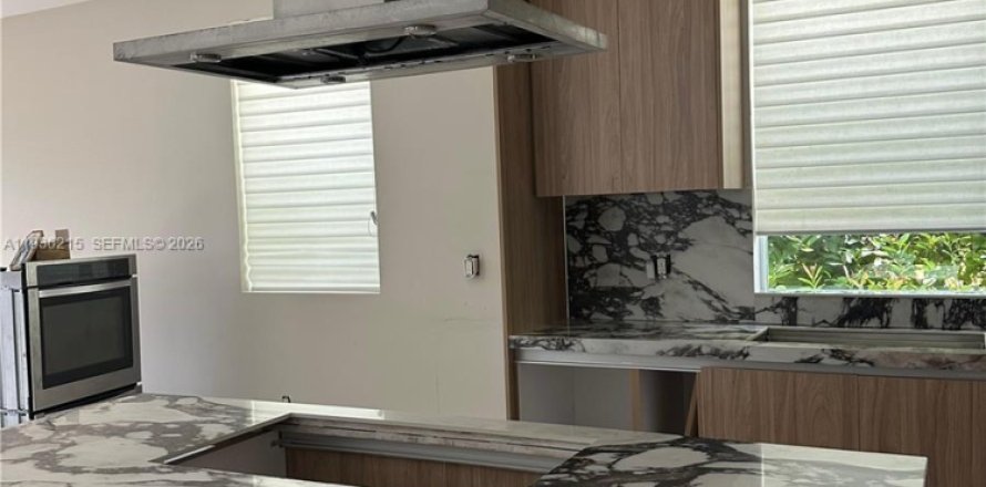 House in Doral, Florida 4 bedrooms, 281.49 sq.m. № 2003135