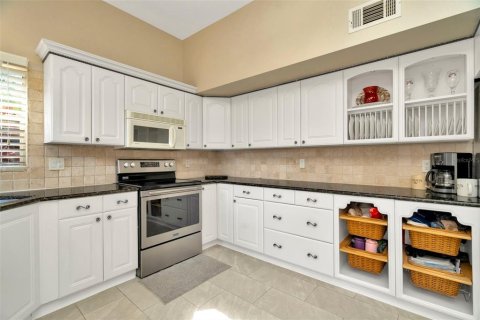 House in Tampa, Florida 4 bedrooms, 195.19 sq.m. № 1514356 - photo 14
