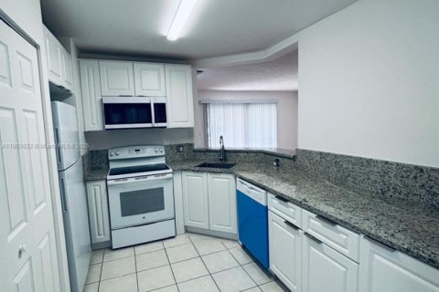 Condominio en alquiler en Oakland Park, Florida, 2 dormitorios, 94.76 m2 № 1954524 - foto 1