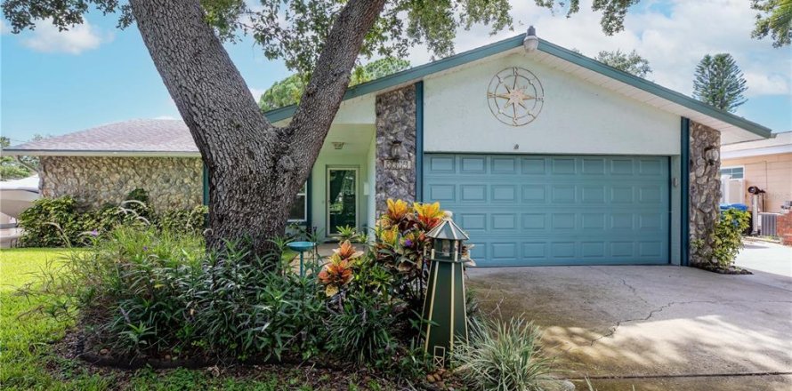 House in Saint Petersburg, Florida 3 bedrooms, 139.54 sq.m. № 1827249