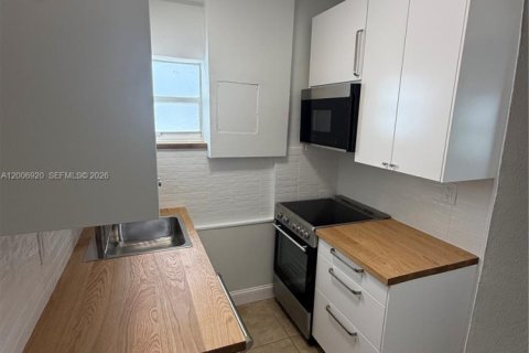 House in Miami Beach, Florida 2 bedrooms № 2071553 - photo 2
