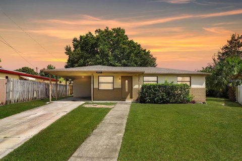 House in Tampa, Florida 3 bedrooms, 111.76 sq.m. № 2104543