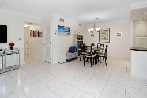 Copropriété à vendre à Hallandale Beach, Floride: 2 chambres, 92.9 m2 № 2042056 - photo 19