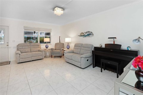 Copropriété à vendre à Hallandale Beach, Floride: 2 chambres, 92.9 m2 № 2042056 - photo 15