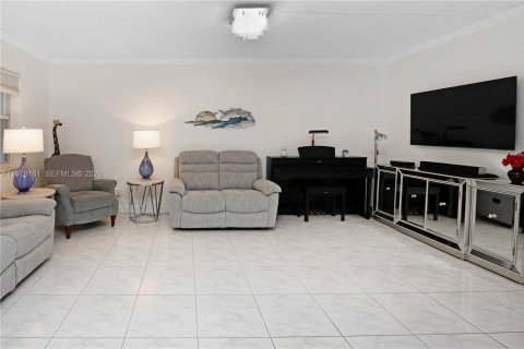 Copropriété à vendre à Hallandale Beach, Floride: 2 chambres, 92.9 m2 № 2042056 - photo 18