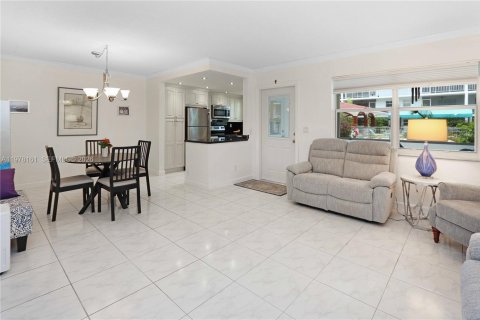 Copropriété à vendre à Hallandale Beach, Floride: 2 chambres, 92.9 m2 № 2042056 - photo 16
