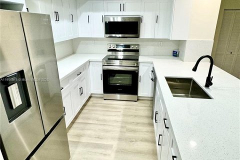 Снять в аренду таунхаус в Майами-Лейкс, Флорида 2 спальни, 118.45м2, № 1957093 - фото 10