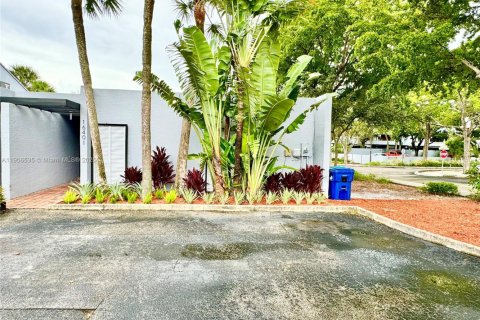 Снять в аренду таунхаус в Майами-Лейкс, Флорида 2 спальни, 118.45м2, № 1957093 - фото 1