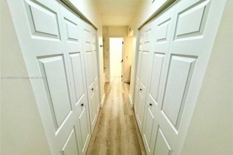 Снять в аренду таунхаус в Майами-Лейкс, Флорида 2 спальни, 118.45м2, № 1957093 - фото 12