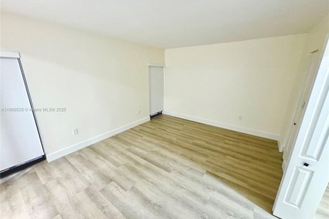 Снять в аренду таунхаус в Майами-Лейкс, Флорида 2 спальни, 118.45м2, № 1957093 - фото 14