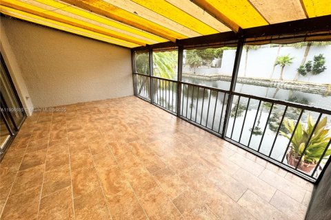 Снять в аренду таунхаус в Майами-Лейкс, Флорида 2 спальни, 118.45м2, № 1957093 - фото 18