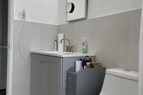 Commercial property in Fort Lauderdale, Florida 247.49 sq.m. № 2004999 - photo 14