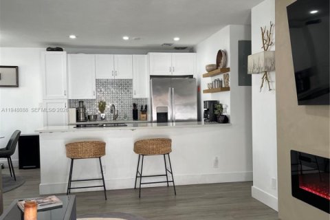 Commercial property in Fort Lauderdale, Florida 247.49 sq.m. № 2004999 - photo 8