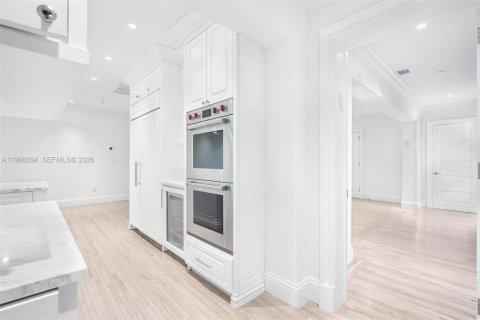 House in Bay Harbor Islands, Florida 4 bedrooms, 264.59 sq.m. № 2031670 - photo 15