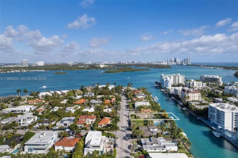 House in Bay Harbor Islands, Florida 4 bedrooms, 264.59 sq.m. № 2031670 - photo 2