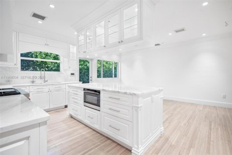 House in Bay Harbor Islands, Florida 4 bedrooms, 264.59 sq.m. № 2031670 - photo 14